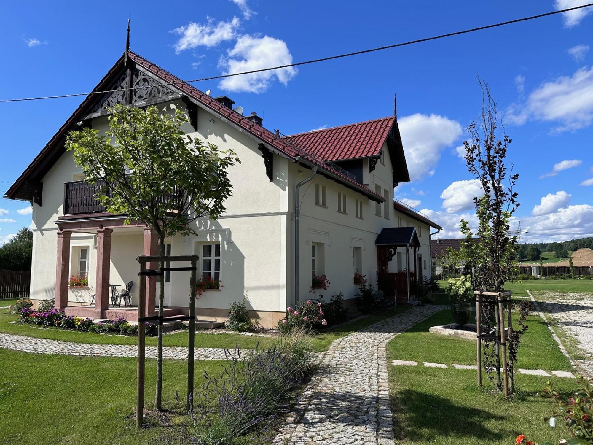 Dworek Wojanow Buitenkant foto