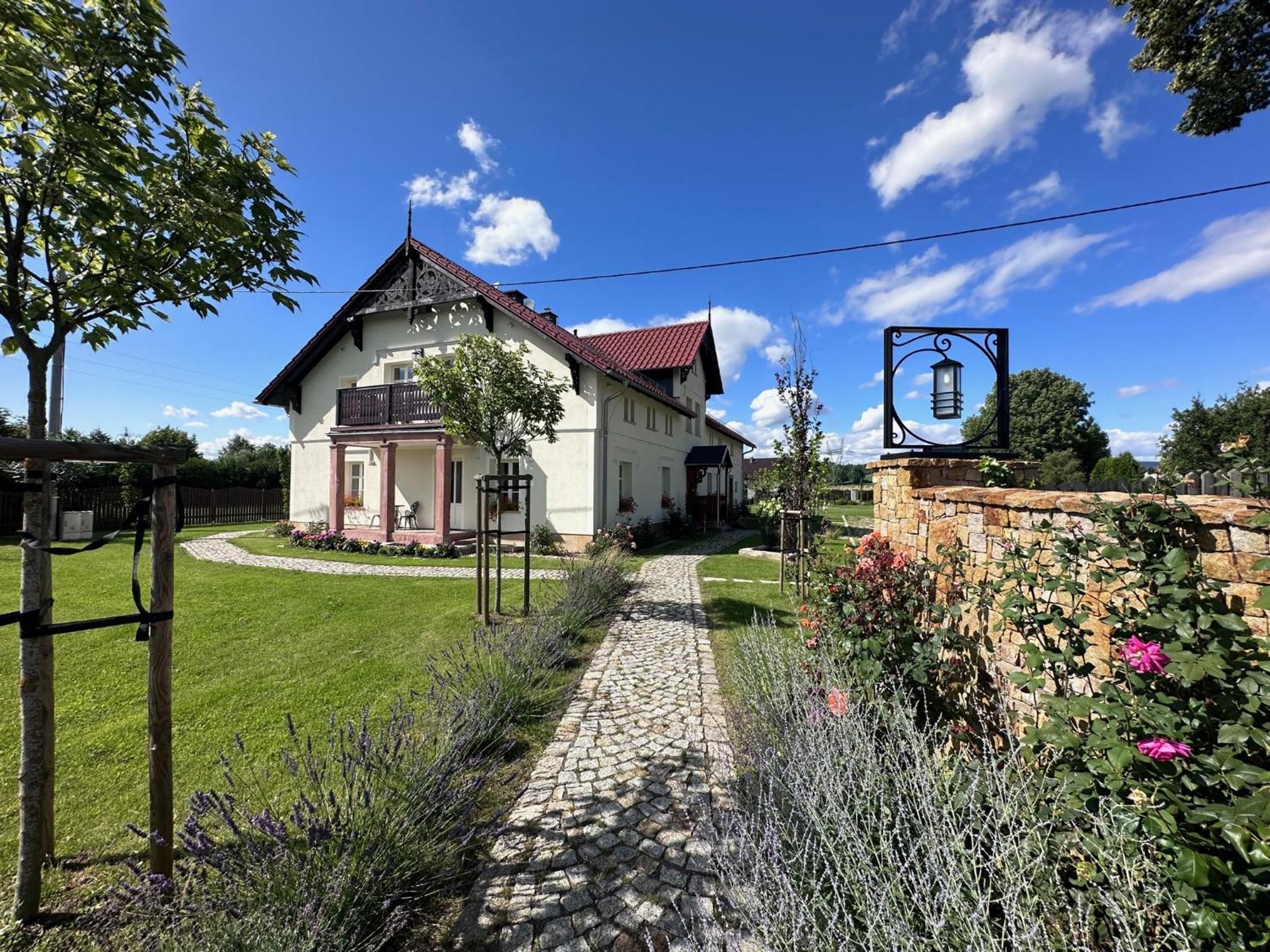 Dworek Wojanow Buitenkant foto